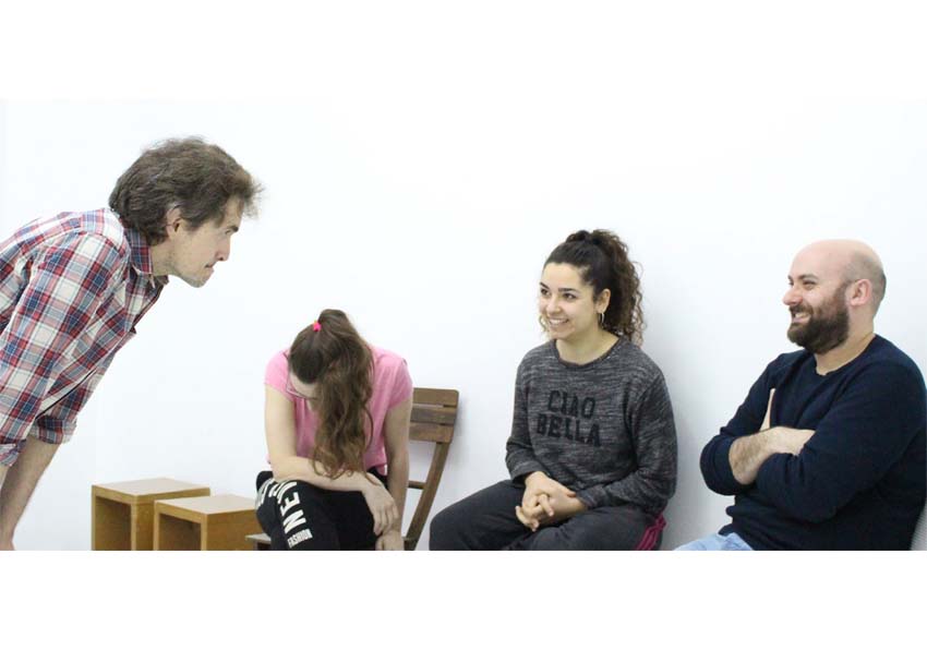 Fotografía de cuatro personas hablando